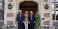 O primeiro-ministro britânico, Keir Starmer e sua mulher, Victoria Starmer, se despedem do presidente dos Estados Unidos, Donald Trump, e da primeira-dama Melania Trump, após encontro em Chequers, Aylesbury, centro da Inglaterra, nesta quinta (18), no segundo dia da segunda visita de Estado do presidente norte-americano ao Reino Unido.  Foto: AFP - STEFAN ROUSSEAU / RFI