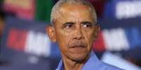 O ex-presidente Barack Obama olha para a câmera, vestindo uma camisa azul  Foto: Getty Images / BBC News Brasil