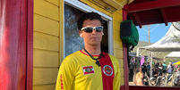 Gustavo Martins Ramalho, 21, é surfista e atua como guarda-vidas na Praia da Vila, em Imbituba  Foto: Gabriel Gatto/Terra