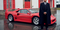 Lewis Hamilton posou em Maranello com modelo F40, do qual sempre foi fã Foto: André D. Wagner/ Scuderia Ferrari