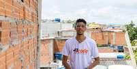 Tauan Souza Matos, fundador da +1 Code, escola de programação e de IA gratuita com sede no Jardim Pantanal, zona leste de São Paulo.  Foto: Divulgação