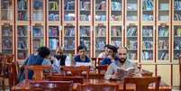 As universidades afegãs foram instruídas a remover livros do currículo  Foto: AFP via Getty Images / BBC News Brasil