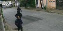 Criminosos armados invadem creche para tentar acessar residências no Morumbi  Foto: Reprodução/TV Globo