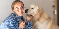 Golden retriever é uma raça de cachorro sociável  Foto: Freepik
