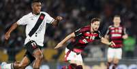  Foto: Gilvan de Souza / Flamengo - Legenda: Flamengo e Vasco fizeram um clássico bem disputado no Maracanã e ficaram no empate / Jogada10