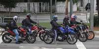 Movimenta&ccedil;&atilde;o de motos na Avenida dos Bandeirantes na altura da esquina da Rua Cabo Verde.  Foto: Tiago Queiroz/Estad&atilde;o / Estad&atilde;o