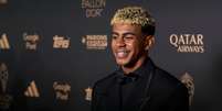 Lamine Yamal, do Barcelona, na premiação da Bola de Ouro  Foto: Jose Breton/Pics Action/NurPhoto/Getty Images