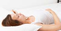 Entenda os riscos de dormir de barriga pra cima  Foto: Freepik