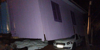 Casa vai parar em cima de carro após tornado atingir município em Santa Catarina  Foto: Defesa Civil