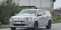 Nova geração do Fiat Fastback flagrada em testes na Itália  Foto: Quattroruote/Reprodução