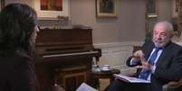 Presidente Lula durante entrevista com a jornalista Amna Nawaz: "Não aceitamento que nenhum país do mundo interfira na nossa democracia e na nossa soberania"   Foto: Reprodução/PBS News