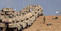 Tanques de guerra enfileirados na faixa de Gaza.  Foto: Getty Images / BBC News Brasil