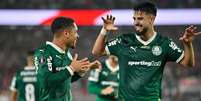 Vitor Roque e Flaco López comemoram gol do Palmeiras contra o River  Foto: Juan Manuel Baez/NurPhoto/Getty Images