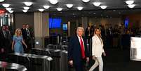 O presidente dos EUA, Donald Trump (C), e a primeira-dama Melania Trump (C-D) chegam enquanto líderes mundiais se reúnem para a 80ª sessão da Assembleia Geral da ONU (AGNU), em 23 de setembro de 2025, na cidade de Nova York. Líderes mundiais se reuniram para a 80ª sessão da AGNU, cujo tema deste ano para o encontro global anual é "Melhores juntos: 80 anos e mais pela paz, desenvolvimento e direitos humanos"  Foto: Alexi J. Rosenfeld/Getty Images