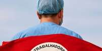 Médico vestido com a bandeira do MST.  Foto: Reprodução/IA / Portal de Prefeitura