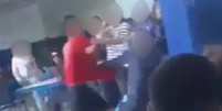 Aluno ameaça colega com arma durante briga em escola de Santos (SP)  Foto: Reprodução/Redes Sociais