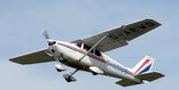 Um avião modelo Cessna 175  Foto: Adrian Pingstone, liberado para domínio público