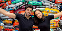 Julinho Casares e Lara ganham sacos de ração de presente de casamento  Foto: Reprodução/Instagram