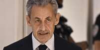 O ex-presidente francês Nicolas Sarkozy chega ao tribunal de Paris para o seu julgamento por financiamento ilegal de campanha da Líbia, relativo à eleição de 2007. Em Paris, em 25 de setembro de 2025.  Foto: © AFP - JULIEN DE ROSA / RFI