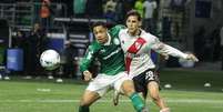 Vitor Roque disputa bola com jogador do River Plate  Foto: Vinícius Nunes / AGÊNCIA F8/ESTADÃO CONTEÚDO
