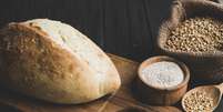 Conheça os benefícios do pão de fermentação natural  Foto: Freepik