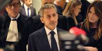 O ex-presidente francês Nicolas Sarkozy, acompanhado de sua esposa, Carla Bruni, discursa à imprensa após ser considerado culpado em 25 de setembro de 2025, em Paris, França. O ex-presidente francês Sarkozy é acusado de fazer um acordo com o ditador líbio Muammar Gaddafi para financiar sua campanha presidencial de 2007. O julgamento, que ocorreu de 6 de janeiro a 8 de abril de 2025, colocou o ex-presidente e 11 réus sob sérias acusações de corrupção, ocultação de desvio de verbas públicas líbias, financiamento ilegal de campanha e associação criminosa.  Foto: Remon Haazen/Getty Images