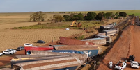 Trem de carga descarrilha após colidir em caminhão que invadiu linha férrea no interior de SP  Foto: Reprodução/Instagram/Drone Le Petit
