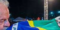 Presidente Lula beijando a bandeira do Brasil.  Foto: Ricardo Stuckert / Portal de Prefeitura