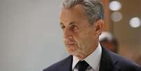 O ex-presidente francês Nicolas Sarkozy deixa o tribunal de Paris Paris após ter sido condenado a cinco anos de prisão, em 25 de setembro de 2025.  Foto: AFP - ALAIN JOCARD / RFI