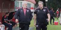  Foto: Reprodu&ccedil;&atilde;o Instagram - Legenda: Carlos Belmonte e Julio Casares conversam durante treino no CT s&atilde;o-paulino / Jogada10