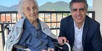 María Branyas com o Manel Esteller na Catalunha.  Foto: Instituto de Investigación contra la Leucemia Josep Carreras / BBC News Brasil
