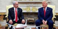 O presidente dos Estados Unidos, Donald Trump, conversa com o primeiro-ministro israelense, Benjamin Netanyahu, durante reunião em Washington, EUA, em 7 de abril. (Imagem ilustrativa)  Foto: REUTERS - Kevin Mohatt / RFI
