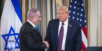 Benjamin Netanyahu cumprimenta Donald Trump na Casa Branca  Foto: ANSA / Ansa - Brasil
