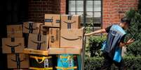 Entregador de produtos vendidos pela Amazon em Nova York.
REUTERS/Brendan McDermid  Foto: Reuters