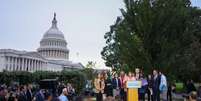 Nancy Pelosi discursa diante do Congresso americano na terça-feira, 30 de setembro de 2025, indicando que os democratas querem aumentar o orçamento para a saúde.  Foto: Getty Images via AFP - TASOS KATOPODIS / RFI