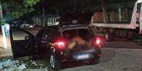 Corpos foram achados dentro de carro no Rio   Foto: Reprodução/X @errejotadocaos