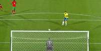  Foto: Reprodução - Legenda: Iago converte pênalti e desconta para o Brasil na derrota para Marrocos / Jogada10