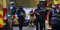 Equipes de emerg&ecirc;ncia foram chamadas ao local do ataque no norte de Manchester  Foto: REUTERS/Phil Noble / BBC News Brasil