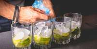 Copos de caipirinhas em prepara&ccedil;&atilde;o   Foto: Getty Images / BBC News Brasil