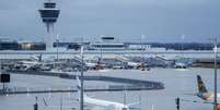 O aeroporto de Munique foi fechado ap&oacute;s sobrevoos de drones na noite de 2 de outubro de 2025.  Foto: AFP - MICHAELA STACHE / RFI