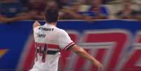  Foto: Reprodu&ccedil;&atilde;o - Legenda: Tapia abriu o placar para o S&atilde;o Paulo / Jogada10