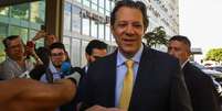O Les Echos cita o ministro da Fazenda Fernando Haddad, para quem o Brassil "começa a atacar suas desigualdades inaceitáveis", com isenção do IR para quem ganha até R$ 5 mil por mês e o aumento do imposto para os mais ricos. Foto: © ANTONIO CRUZ/AGÊNCIA BRASIL / RFI