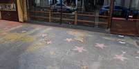 O projeto da Calçada da Fama algum tempo atrás: estrelas sem o nome dos homenageados acabaram desbotadas pelo tempo  Foto: Reprodução/Google Street View