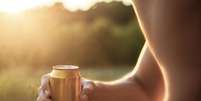 Descubra se cerveja em lata é mais segura em relação a contaminação por metanol  Foto: Freepik