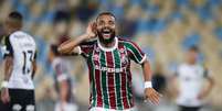 Hulk tenta partir ao ataque, mas recebe e carga de Renê (deitado) e Lucho. Foto: Pedro Souza / Atlético / Jogada10