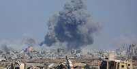 Fumaça sobe de escombros após ataques israelenses na Cidade de Gaza, em 2 de outubro de 2025.  Foto: REUTERS - Dawoud Abu Alkas / RFI