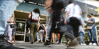 Participantes do Enem dos Concursos chegam para prova  Foto: Paulo Pinto/Agência Brasil