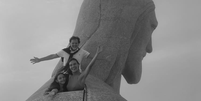 Isabelle e Alexandre com a filha, Maria, no Cristo Redentor Foto: Reprodução/Instagram