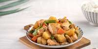 Frango com legumes Foto: YamisHandmade | Shutterstock / Portal EdiCase