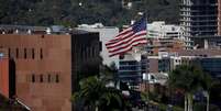 Bandeira dos EUA hasteada no edif&iacute;cio onde fica a sede diplom&aacute;tica norte-americana em Caracas, em 24 de janeiro de 2019.  Foto: REUTERS/Carlos Garcia Rawlins / RFI